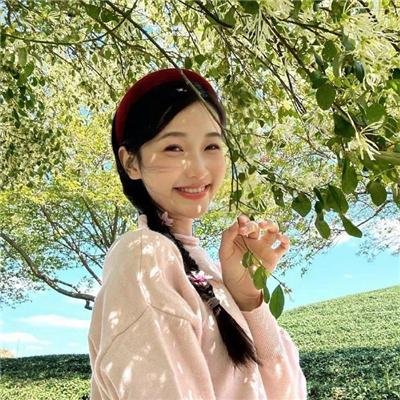 穿蓝衣的男孩